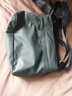 2025新款潮牌斜挎包男士防水皮膜大容量多層次韓版簡(jiǎn)約小包單肩包 綠色小號長(cháng)25高18厘米 曬單實(shí)拍圖