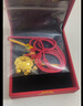 中國(guó)黃金（CHINA GOLD）黃金小金鎖福字項(xiàng)鏈女足金長(zhǎng)命鎖嬰兒寶寶平安鎖鈴鐺吊墜周歲禮物 長(zhǎng)命鎖項(xiàng)鏈 約1.5g-配紅繩 曬單實(shí)拍圖