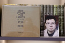 自營 鮑勃·迪倫詩歌集?諾貝爾文學(xué)獎(jiǎng)作品新譯本【在風(fēng)中飄揚(yáng)，如滾石跌宕】 中英雙語逐句對照 10冊套裝 書脊拼出迪倫經(jīng)典照片?甜茶 詩歌 民謠 搖滾 反叛精神 自由獨(dú)立 曬單實(shí)拍圖