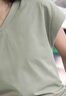 德瑪納V領(lǐng)T恤簡(jiǎn)約清涼降溫低調舒適基礎上衣女 灰豆綠 S  曬單實(shí)拍圖