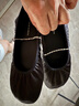 CHARLES&KEITH平底緞面褶皺鏈條芭蕾舞鞋七夕禮物CK1-70900559 BLACK TEXTURED黑色紋理 37 （235） 曬單實拍圖