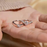京霽 結(jié)婚戒指婚戒對(duì)戒仿真假戒指婚禮道具鉆石戒指開(kāi)口可調(diào)節(jié)求婚戒 愛(ài)心款情侶對(duì)戒【1個(gè)對(duì)戒盒】 曬單實(shí)拍圖