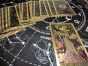 漁邁韋特塔羅牌正版全套2025新款PVC韋特經(jīng)典塔羅牌tarot78張塑料防水 花黑背金箔色PVC+星空塔羅桌布 曬單實(shí)拍圖