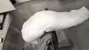 艾咪艾咪大白鵝嬰兒排氣枕哄娃神器拍打安撫手掌寶寶自主躺睡防脹氣二月鬧 【兒歌+拍打款】豆豆絨-多莉鵝 68x25x16cm 曬單實拍圖