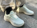 安踏一體織輕質透氣跑步鞋女夏季軟底運動鞋舒適慢跑鞋女鞋 象牙白/氧氣綠5582-3 39 (女) 曬單實拍圖