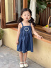幼歌（YOUGE）夏季俏皮甜美愛(ài)心貼布撞色繡花裙擺夏日可愛(ài)吊帶連衣裙 深藍 90 cm 曬單實(shí)拍圖