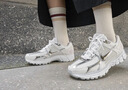 耐克邁柔女子透氣輕便運動(dòng)鞋緩震反光NIKE ZOOM VOMERO 5 HF7723 100白/金屬銀/山峰白/白金色 39 曬單實(shí)拍圖