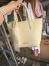 CHARLES&KEITH25夏季新品荔枝紋拉鏈?zhǔn)痔嵝笨嫱刑匕呦ΧY物CK2-30151511 Butter Yellow奶油黃色 M 曬單實(shí)拍圖