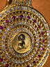 老鋪黃金古法手工足金項鏈 · 老鋪-黃金白鉆紅寶石三色曼陀羅吊墜 中號佛祖寶石款金重約19.39g 曬單實(shí)拍圖