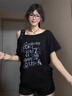 LDBE辣妹不規(guī)則設(shè)計感斜肩短袖T恤女2025新款夏季甜酷寬松露肩上衣潮 黑色 M 【100-120斤】 曬單實拍圖