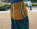 日著原創(chuàng)輕量戶外單肩包2025新款設計感抽褶式印花今年流行斜挎包 秘境黃 中包 曬單實拍圖