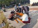 桉鵲公園椅戶外長(zhǎng)椅子防腐木小區(qū)鋅合金靠背塑木室外長(zhǎng)凳庭院休閑座椅 鐵腳防水鋅合金 無(wú)靠 1.2米 曬單實(shí)拍圖