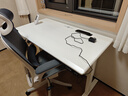 惠尋京東自有品牌實(shí)木3cm電動(dòng)升降桌工作臺電腦桌子電競桌辦公桌書(shū)桌 隱藏插排-雙電機3cm實(shí)木茶白色 120*60【免費送裝】 曬單實(shí)拍圖