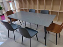 鶴跡簡(jiǎn)約巖板洽談桌椅組合休息區辦公小型會(huì )議桌培訓接待長(cháng)桌家用餐桌 180*90深灰色皮一桌八椅 曬單實(shí)拍圖