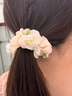 松窗夢(mèng)語(yǔ) 清新森系茉莉花大腸發(fā)圈韓國春夏山茶花少女感頭繩丸子頭發(fā)飾 米白色 曬單實(shí)拍圖