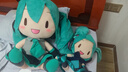 現貨 SEGA 世嘉 初音未來(lái) 毛絨玩偶 fufu 正版 抱枕 生日禮物男 初音未來(lái) 大傻fufu 超大《高約50 帶防偽吊牌 可驗真偽 曬單實(shí)拍圖