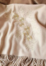 吳蠶里高端刺繡羊毛圍巾女冬季新款旗袍披肩外搭送長(cháng)輩生日禮物禮盒 眉目如畫(huà)-米色 曬單實(shí)拍圖