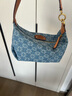CASSILE卡思樂(lè )女包單肩包女2025牛仔布刺繡通勤輕奢腋下包生日情人節禮物 海藍配蜜蠟（大號） 曬單實(shí)拍圖