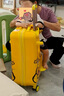 AO WEI LA OW聯(lián)名小黃鴨兒童行李箱可坐可騎拉桿箱萬(wàn)向輪男女登機(jī)旅行箱 黃色蜜蜂鴨拉鏈 24英寸 送貼紙箱套 曬單實(shí)拍圖