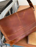 ANDSEEYOU品牌 瘋馬皮男士斜挎包 真皮單肩包 大容量A4郵差包 手工牛皮背包 復古棕 曬單實(shí)拍圖