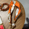 炙夏新款珍珠磁扣長(zhǎng)條項(xiàng)鏈小絲巾女簡(jiǎn)約夏季裝飾領(lǐng)巾春秋復(fù)古百搭圍巾 橘色羅盤  (H 珍珠)項(xiàng)鏈絲巾 曬單實(shí)拍圖