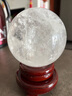 關(guān)辰天然白水晶球擺件原石打磨招財(cái)轉(zhuǎn)運(yùn)玄關(guān)客廳辦公居家風(fēng)水送禮開業(yè) 直徑10厘米【配底座和證書】 曬單實(shí)拍圖