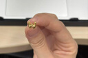 六福珠寶  足金字母系列W黃金耳釘硬金工藝單只耳飾送禮  HXA1TBE0028 總重0.49克配硅膠耳堵 曬單實拍圖
