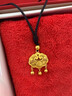 卡鉑亞黃金金鎖吊墜女足金999項(xiàng)鏈掛墜掛繩編織黑繩長(zhǎng)命鎖兒童鎖平安鎖 黃金吊墜 7.70克 高2.7cm 寬2cm 曬單實(shí)拍圖