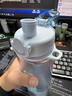 膳魔師（THERMOS）塑料杯Tritan隨行帶提手肩帶茶漏大容量男女士運動(dòng)水杯TESD-700ml 淺藍【附背帶+掛件】 曬單實(shí)拍圖
