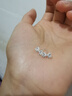 彩萊婭S999足銀蝴蝶結(jié)耳釘女小眾設(shè)計(jì)耳環(huán)女士輕奢氣質(zhì)耳骨釘足銀耳飾品 白色蝴蝶結(jié)耳釘一對(duì) S999純銀材質(zhì)(標(biāo)刻S999) 曬單實(shí)拍圖