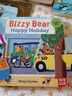 100元5件 Bizzy Bear 小熊很忙系列 di一二三四五六輯32冊全套紙板書(shū) 忙碌的小熊 機關(guān)操作書(shū)幼兒童英語(yǔ)啟蒙認知繪本 Bizzy Bear第3輯：快樂(lè )假期 曬單實(shí)拍圖