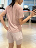徽格兒女士速干運(yùn)動(dòng)健身服夏季薄款瑜伽服短袖網(wǎng)紗透氣戶外訓(xùn)練跑步套裝 灰粉兩件套（水霧粉褲） M 曬單實(shí)拍圖