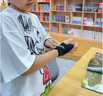 火炬少年日本兒童運動專用排球羽毛球護腕扭傷手腕腱鞘炎固定薄護具單只左手黑色M（手圍15-21cm）60-100斤 曬單實拍圖
