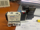 AirTAC電磁閥4V210-08 4V310-10 4V410-15二位五通換向閥氣閥 4V210-08 DC24V 曬單實拍圖