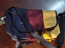 TIMBUK2拼色郵差包經(jīng)典單肩包信使包帆布斜挎包 黃色/紅色環(huán)?？?s 曬單實(shí)拍圖