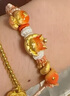 周大生腕美黃金轉(zhuǎn)運珠狐貍熒光琺瑯小紅狐硬金七夕情人節(jié)禮物送女友 抱月狐轉(zhuǎn)運珠-0.90g 贈心想事橙手繩&熒光燈 曬單實拍圖