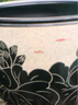 萬益宏景德鎮(zhèn)陶瓷大缸養(yǎng)魚缸仿古大水缸錦鯉荷花睡蓮室外庭院種樹缸手工 平口魚戲蓮葉 手工雕刻款 陶瓷 x 直徑90cm高66cm(底部有孔 曬單實(shí)拍圖
