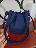 鷗咖諾2025新款斜挎包女刺繡牛仔帆布包可愛(ài)抽繩水桶包女單肩通勤手機包 深藍色 曬單實(shí)拍圖
