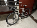 百琦公路自行車R2變速自行車內(nèi)置智能定位系統(tǒng)數(shù)顯碼表自行車油壓碟剎 格雷灰 M（建議身高176-181cm） 曬單實(shí)拍圖
