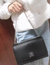 Calvin Klein新款時尚字母Logo翻蓋鏈條通勤 休閑通勤單肩斜挎包 女款 DH2806 太空黑 曬單實拍圖
