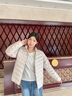 波司登（BOSIDENG）25年新款輕薄羽絨服女短款90絨三防面料輕薄內(nèi)膽外套B250131006 米卡其愛心印花9W40-可露麗風 S 160/84A 體重約100-110斤 曬單實拍圖