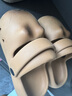 SEVEN ONLY OLINE丑萌卡皮巴拉兒童洞洞鞋男童女孩夏季防撞卡通外穿沙灘包頭涼拖鞋 棕色卡皮 有后跟帶 21 cm內長(cháng)【210】約32-33碼腳穿 曬單實(shí)拍圖