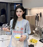 JCZS夏天薄款長袖圍裙廚房家用2025新款防油污做飯罩衣年輕時(shí)尚感 長袖帆布擦手兜草莓兔粉格背帶 曬單實(shí)拍圖