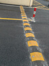 【現貨速發(fā)】公路減速帶道路緩沖帶橡膠家用門(mén)口馬路減震帶路面鑄鋼路障減速壟 橡膠人字形3CM厚+螺絲 曬單實(shí)拍圖