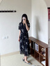 玖姿·安娜蔻優(yōu)雅民族風(fēng)雪紡繡花收腰連衣裙女2025夏季新款 花黑 S 曬單實(shí)拍圖