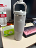 STANLEY拎拎杯吸管杯水杯保溫杯不銹鋼杯子大容量辦公車(chē)載887ML-煙灰  曬單實(shí)拍圖