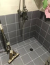 羊洋居衛(wèi)生間地板貼防水耐磨防滑自粘廁所浴室廚房陽臺瓷磚地面翻新貼紙 線條灰格-TPH水晶面-自帶水性膠 60厘米寬*2米-0.6MM加厚 曬單實(shí)拍圖