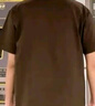 名創(chuàng)優(yōu)品（MINISO）咖啡色t恤男美式潮流短袖2025新款夏季重磅男士純棉長袖涂鴉體恤 【220G重磅短袖】咖啡(筆刷秋色胸標(biāo)) 4XL (體重185-200斤) 曬單實(shí)拍圖