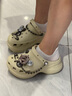 卡駱馳（crocs）搖滾青春系列搖滾玫瑰BAE骨白色女洞洞鞋涼鞋 38 骨白色 曬單實拍圖