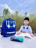 麥?zhǔn)嫣厝毡酒焚|(zhì)小學(xué)生書包輕便軟男生2025新款帥氣風(fēng)一年級三到六年級護(hù) 小號寶藍(lán)綠(送掛飾+勛章+卡片) 曬單實拍圖